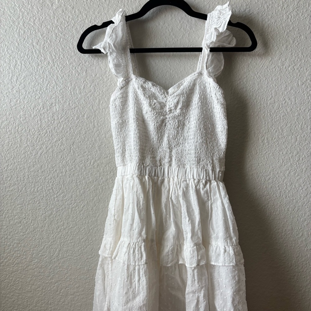 Chic White Mini Dress with Sleek Silhouette